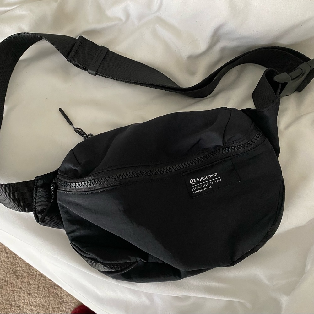 Lululemon Belt Bag, Clean Lines Belt Bag, Black bum bag, fanny pack lululemon